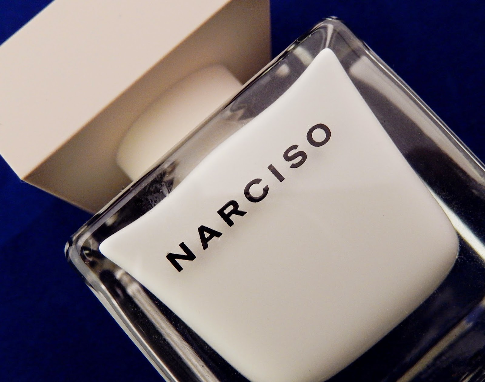 Туалетная вода narciso. Narciso духи. Narciso белый кубик. Духи женские бело черные. Духи нарциссо арабские.